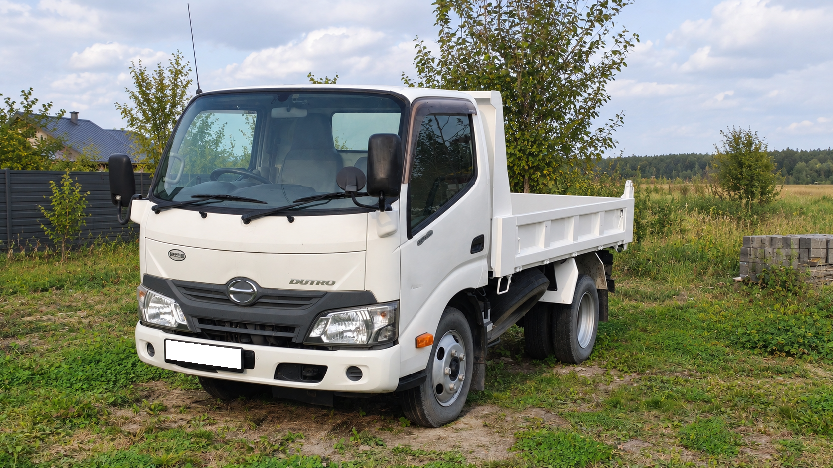 Самосвал Hino Dutro грузоподъёмностью 3 тонны
